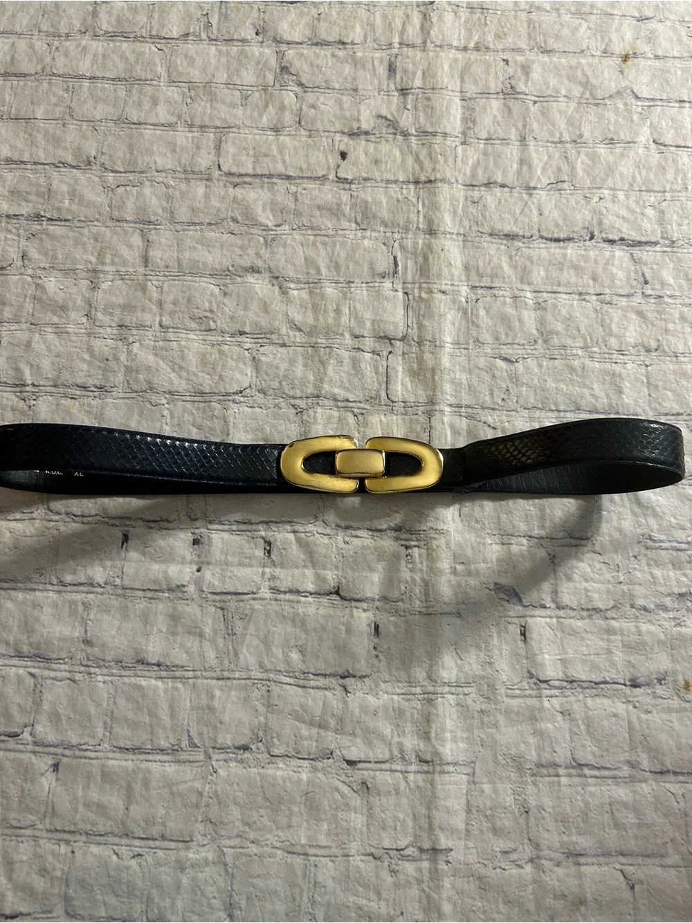 MORGAN TAYLOR VINTAGE BLACK SNAKESKIN SCULPTURAL GOLD TONE INTERLOCK BUCKLE BELT